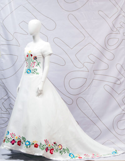 imagen-ropa-de-lino-cuernavaca-Vestido de novia con crinolina y velo sencillo modelo Salome lino bordado