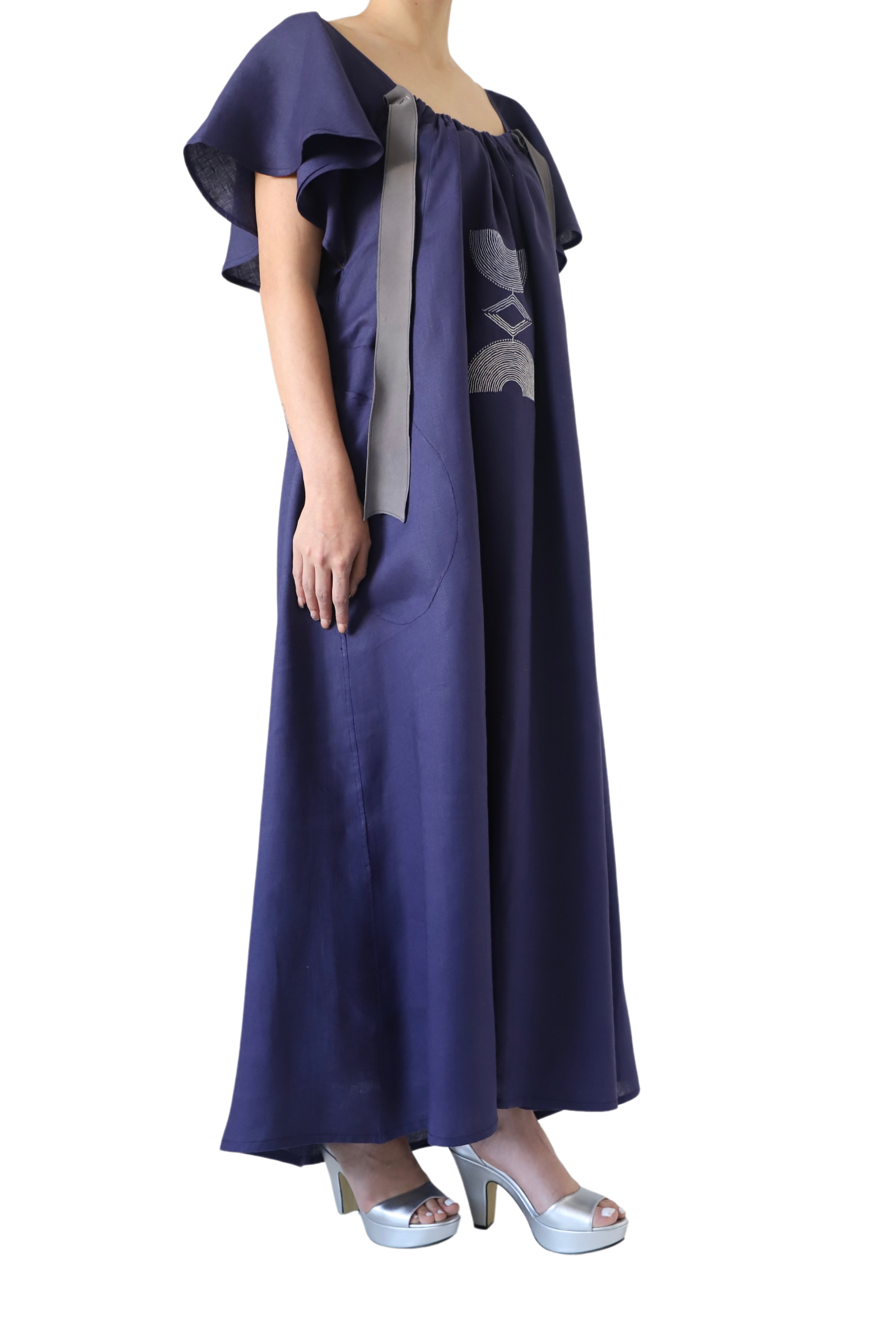 Vestido Largo De Lino Azul Con Bordado Y Moño Decorativo - Imagen 3