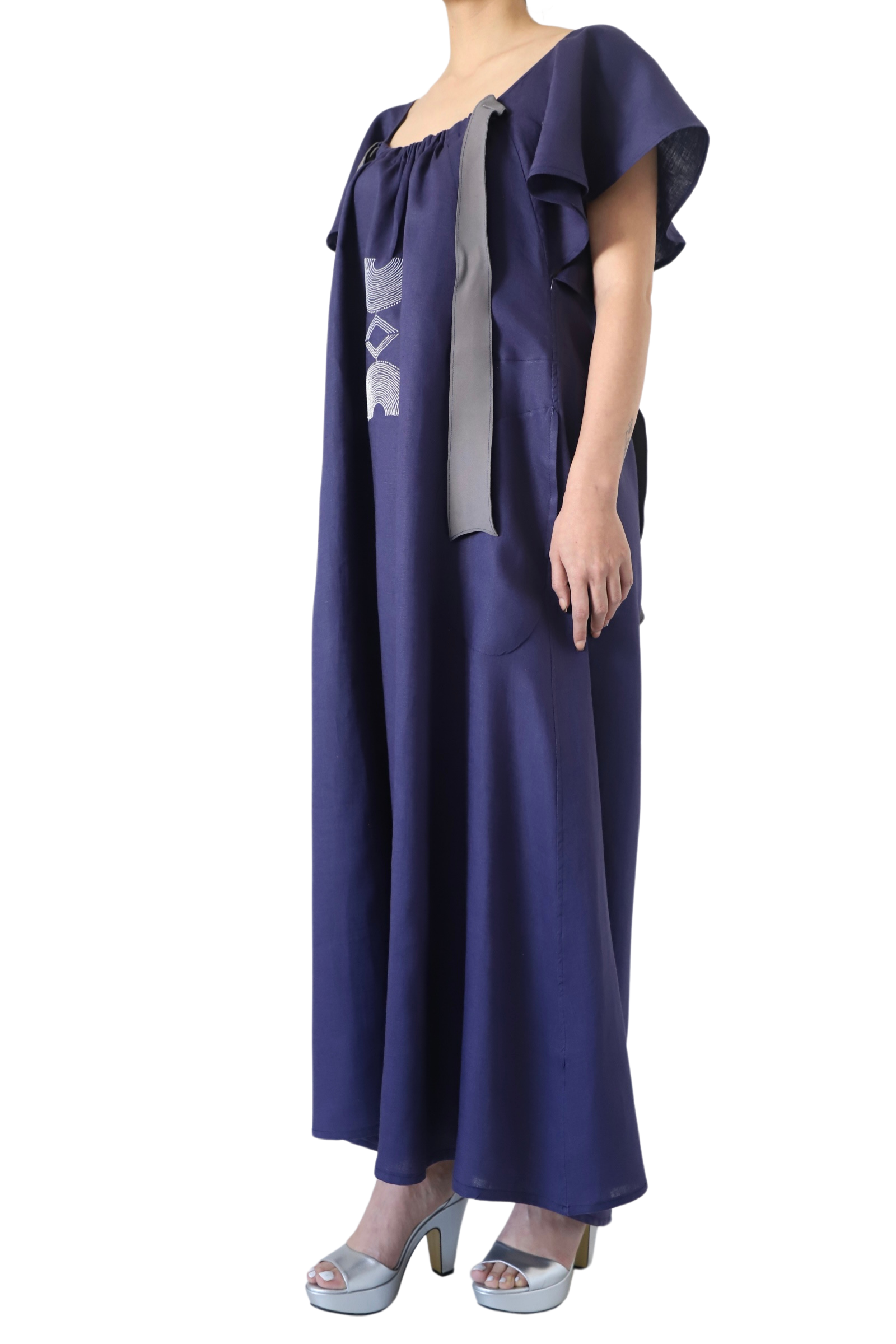 Vestido Largo De Lino Azul Con Bordado Y Moño Decorativo