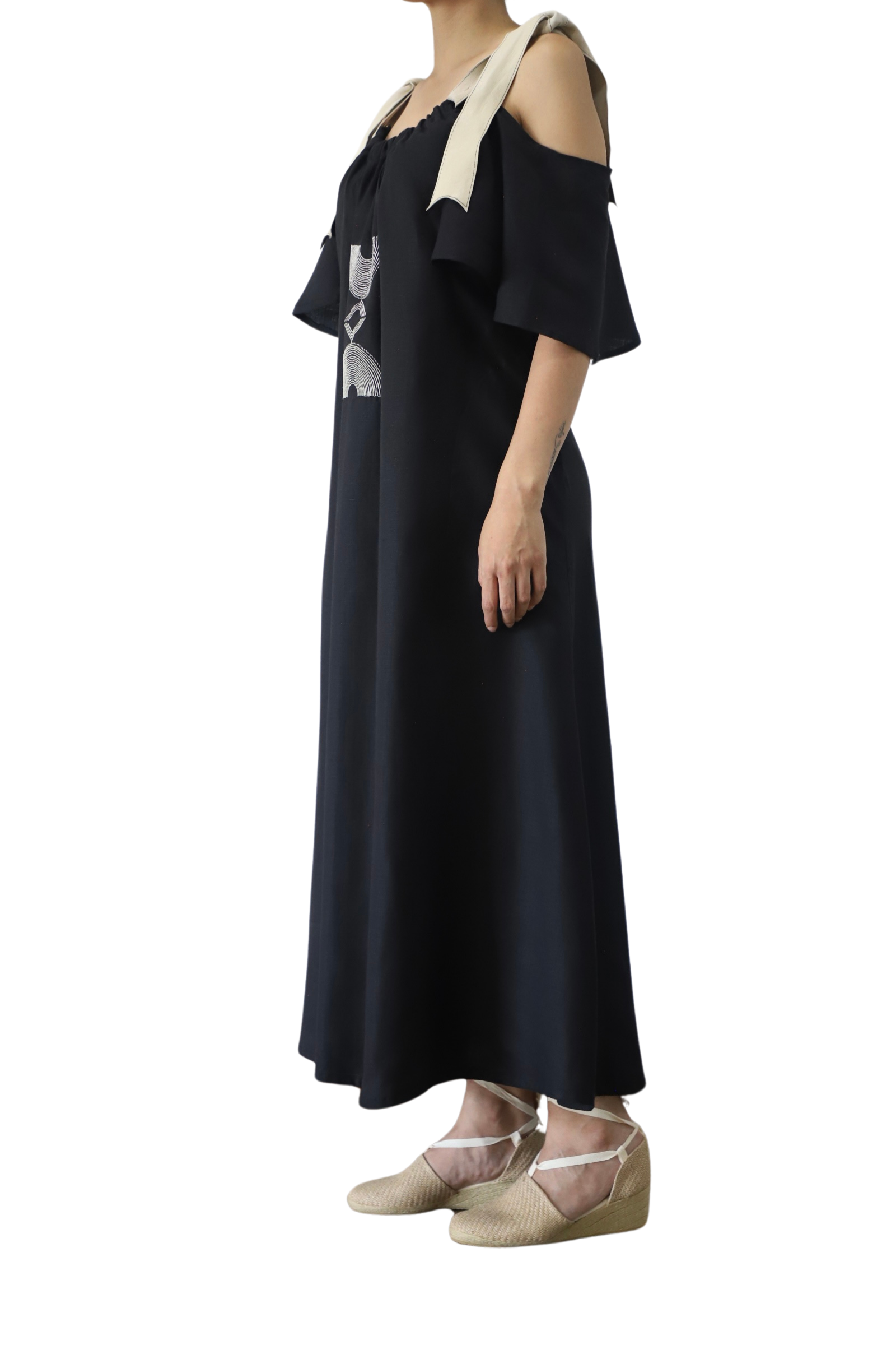 Vestido Largo De Lino Azul Con Bordado Y Moño Decorativo - Imagen 4